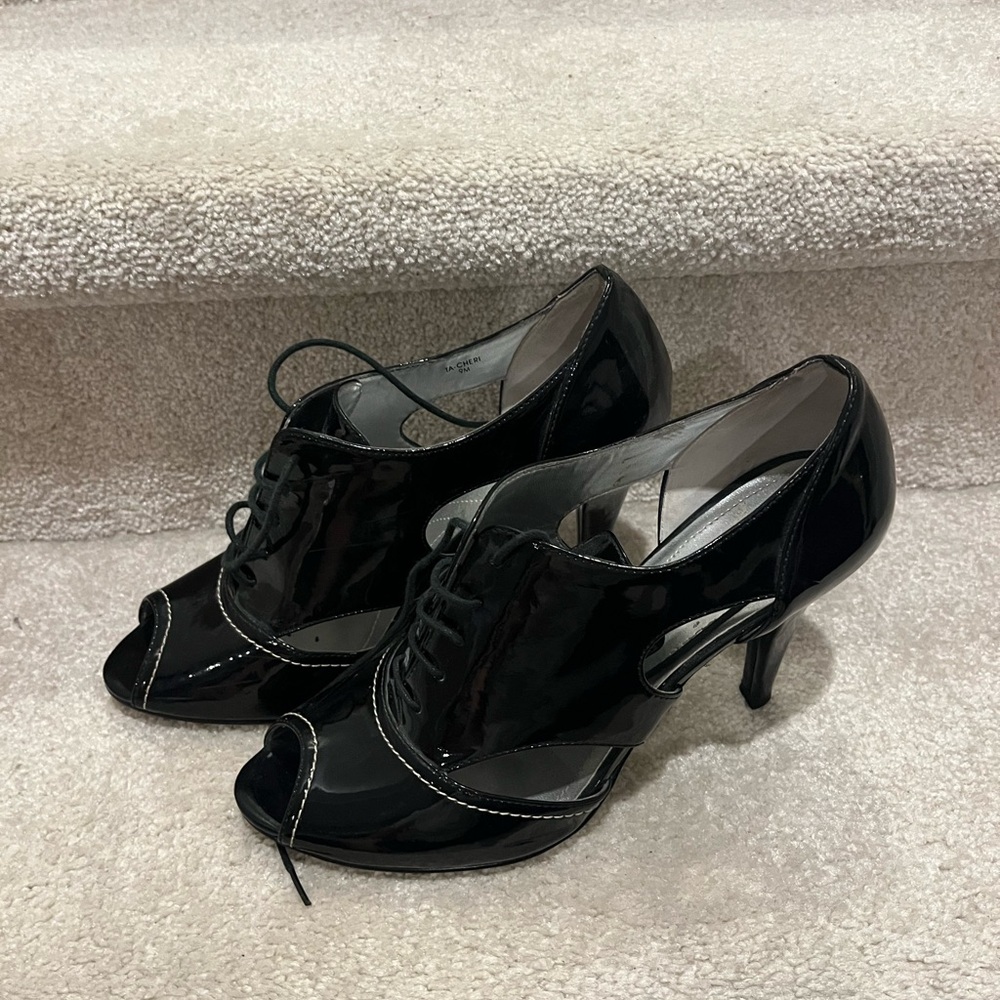 TAHARI la chéri lace up open toe stilettos, size 9
